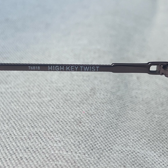 QUAY AUSTRALIA HIGH KEY TWIST SUNGLASSES - Picture 9 of 11